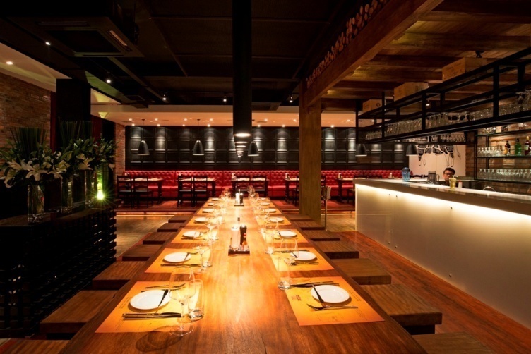 Bữa tiệc Giáng sinh tại Moo Beef Steak thêm phần đáng nhớ khi bạn thưởng thức món ăn ngon trong không gian rộng rãi, dễ chịu. Tại nhà hàng số 7 Nguyễn Khánh Toàn, Cầu Giấy, Hà Nội có bàn tiệc lớn cho 20 người từ phiến gỗ nguyên tấm nằm tại vị trí nổi bật nhất.