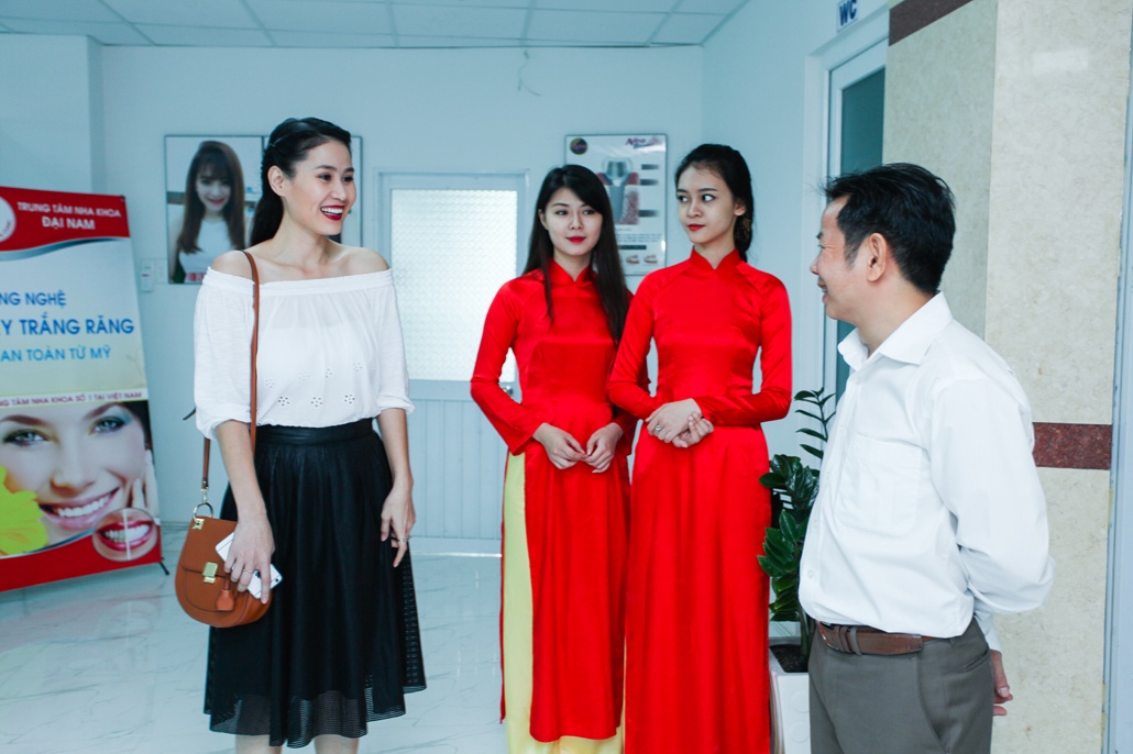 Các khách mời đặc biệt đến chung vui và chúc mừng khai trương.