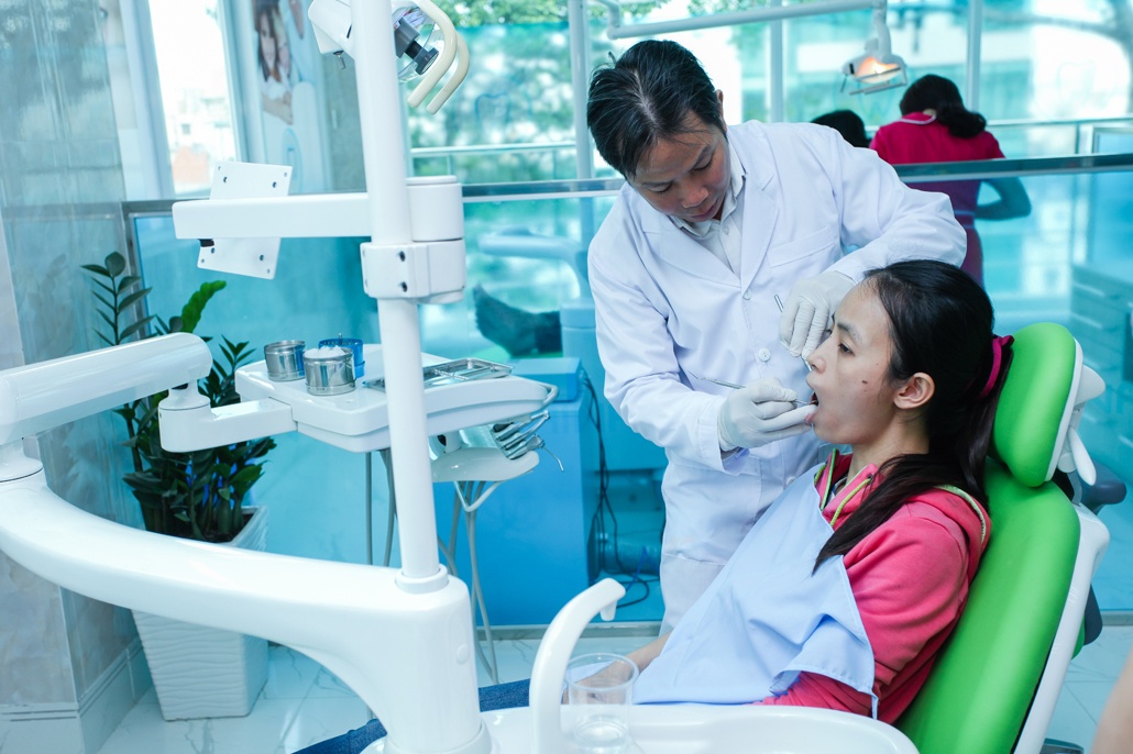 Bác sĩ Hồ Ngọc Tiên Trung - giám đốc Trung tâm nha khoa Đại Nam trực tiếp làm cho khách trong ngày khai trương.