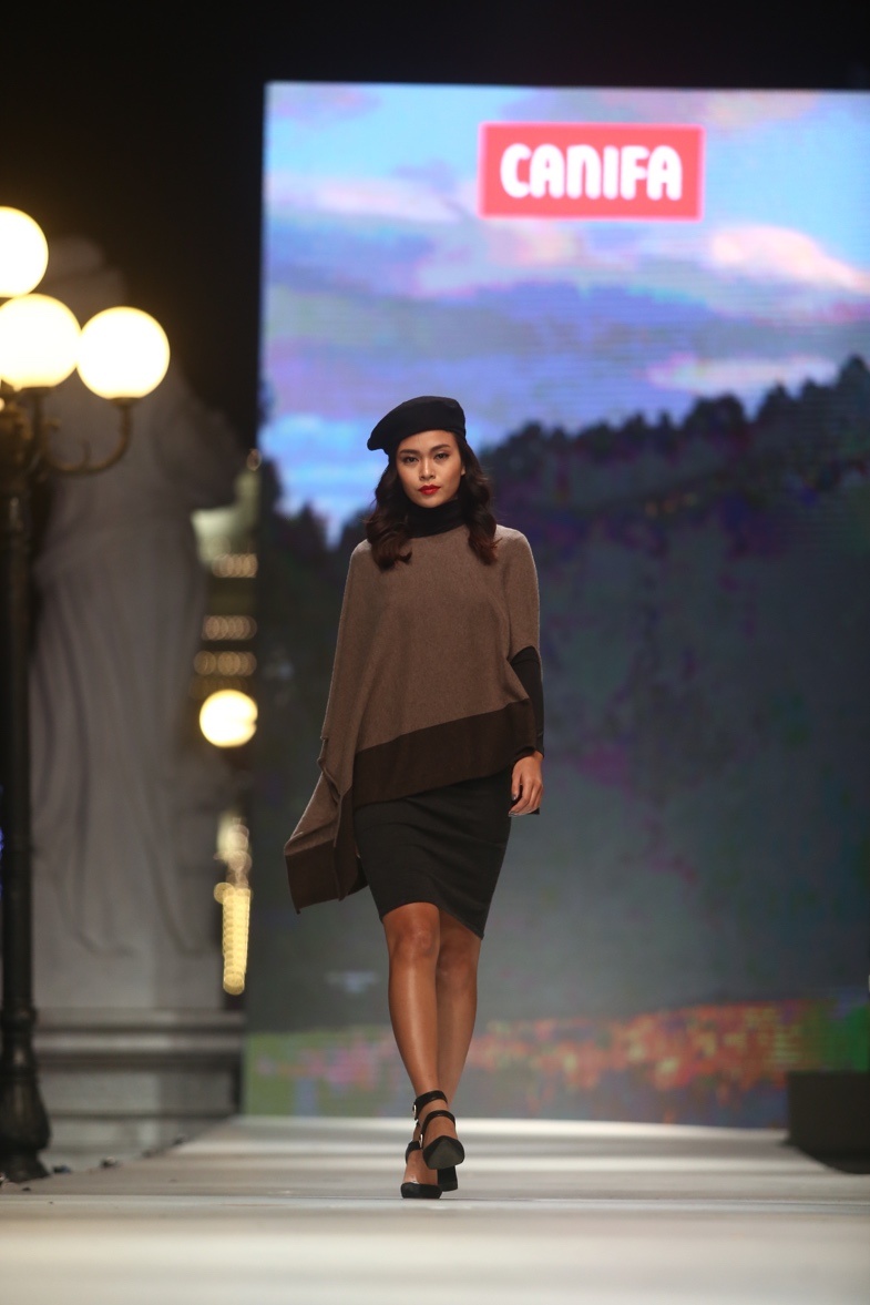 Quán quân Vietnam’s Next Top Model 2013 - Mâu Thủy sang trọng và quyến rũ với mẫu áo choàng cashmere tông màu cà phê ấm áp. Thiết kế này nằm trong BST Cashmere của thương hiệu thời trang Canifa tung ra cho mùa đông này.
