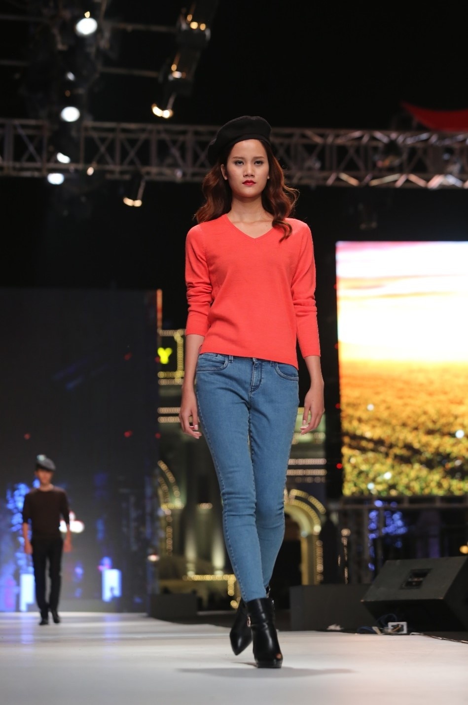 Cashmere là chất liệu cao cấp và quý hiếm. Tất cả thiết kế của BST Cashmere của Canifa đều do NTK người Ý có hơn 30 năm kinh nghiệm Luigi Ciocca sáng tạo. Người mẫu Hương Ly chọn từ BST chiếc áo len cashmere màu cà rốt kết hợp với quần jeans theo phong cách tươi trẻ, hiện đại và cá tính.