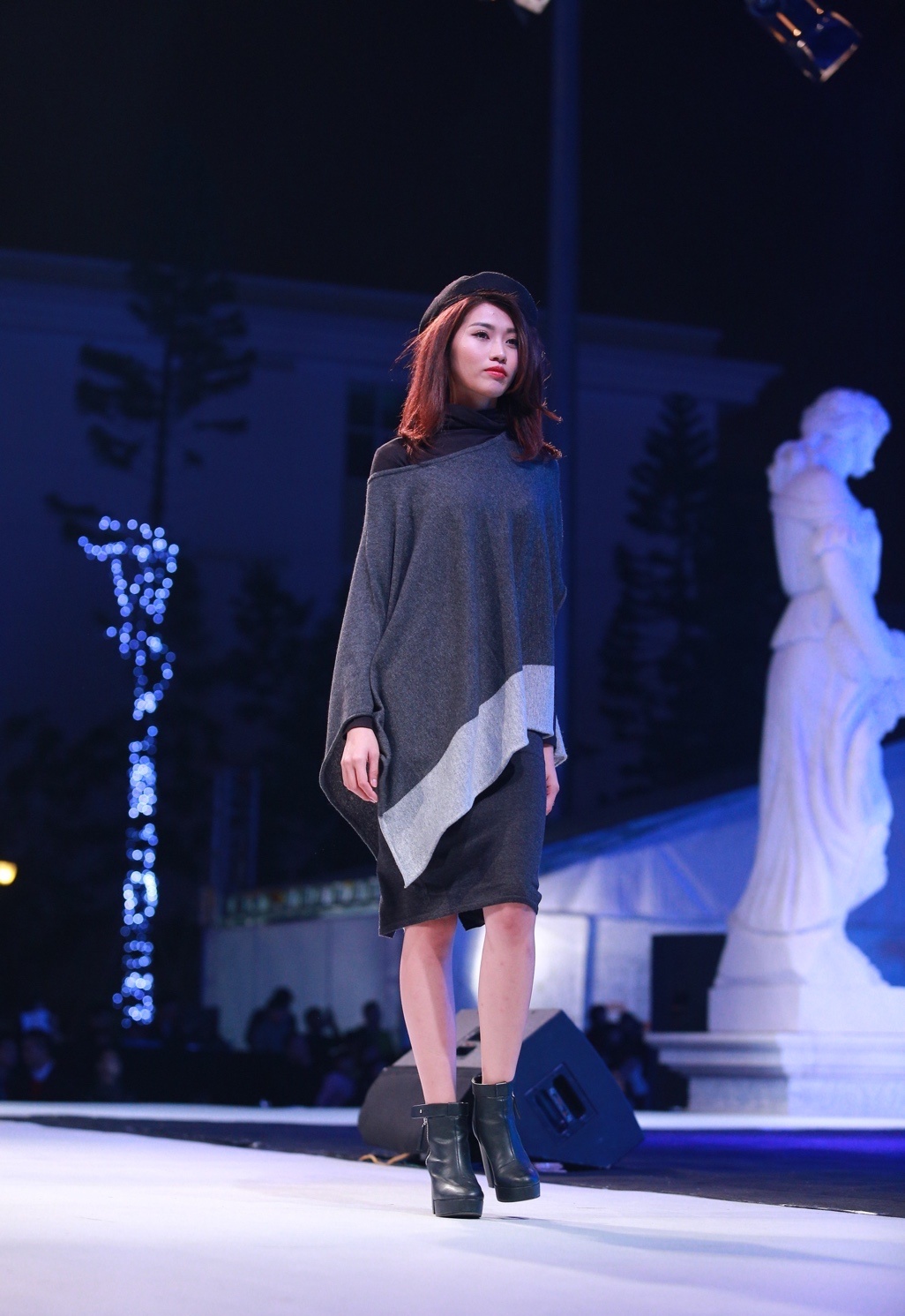 BST trở nên cuốn hút hơn khi được dàn mẫu Vietnam’s Next Top Model trình diễn trong sự kiện thời trang CANIFA Winter Fashion Show 2015 tại Hà Nội cuối tuần qua. Góp mặt trên sàn catwalk, hot girl Quỳnh Châu phá cách với kiểu mix cổ áo lệch vai với áo body đen.