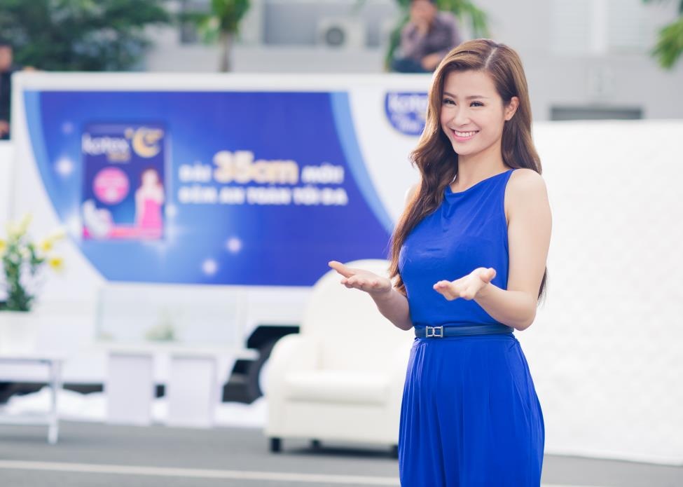 Dong Nhi hoa co nhan vien don nha hom hinh trong clip moi hinh anh