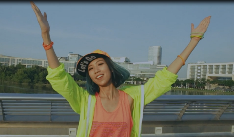 Vũ đạo mới của Min có động tác đặc trưng là giơ hai tay theo hình chữ Y.