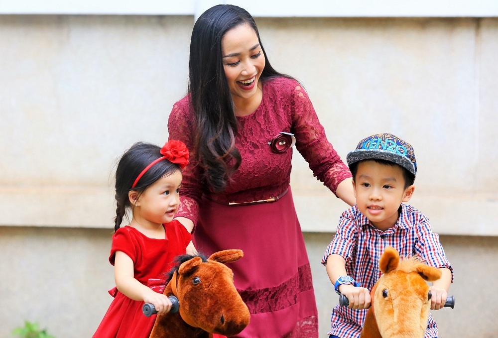 Oc Thanh Van dua 2 con di choi Noel som hinh anh