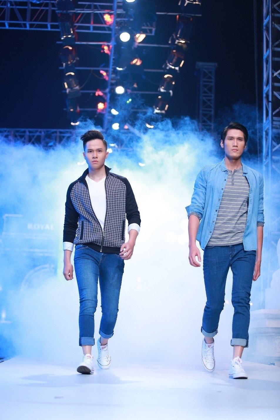 Jeans vẫn là chất liệu thu hút sự quan tâm của tín đồ thời trang. Sử dụng những item quen thuộc, chỉ cần một thay đổi nhỏ trong cách kết hợp, set đồ của bạn trở nên hợp mốt hơn.