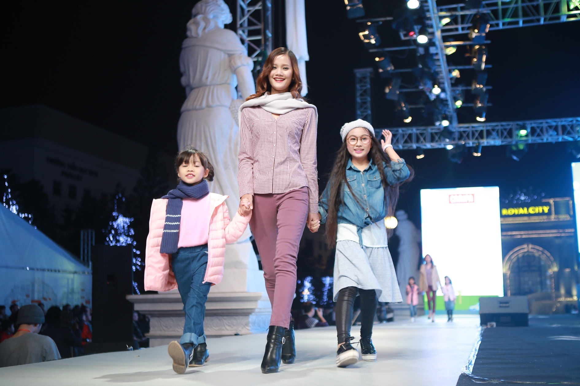 Xen kẽ giữa màn trình diễn của dàn chân dài chuyên nghiệp là các người mẫu nhí, tạo cho khán giả cảm giác thích thú, gần gũi.