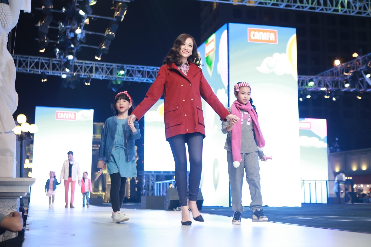 Chương trình diễn ra trên sân khấu mở với diện tích hơn 500 m2, sàn diễn dài hơn 100 m và các tiết mục âm nhạc sôi động 