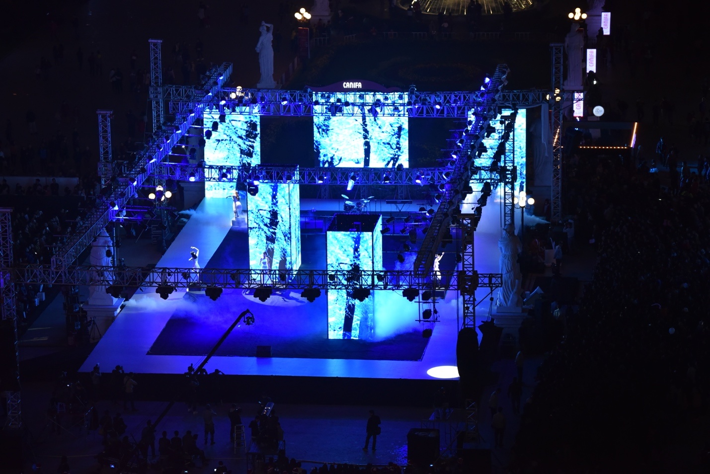 Sân khấu mở với diện tích hơn 500 m2, sàn diễn dài hơn 100 m và các tiết mục âm nhạc sôi động đã biến CANIFA Winter Fashion Show 2015 trở thành một đêm tiệc thời trang trước Giáng sinh thú vị cho người xem.