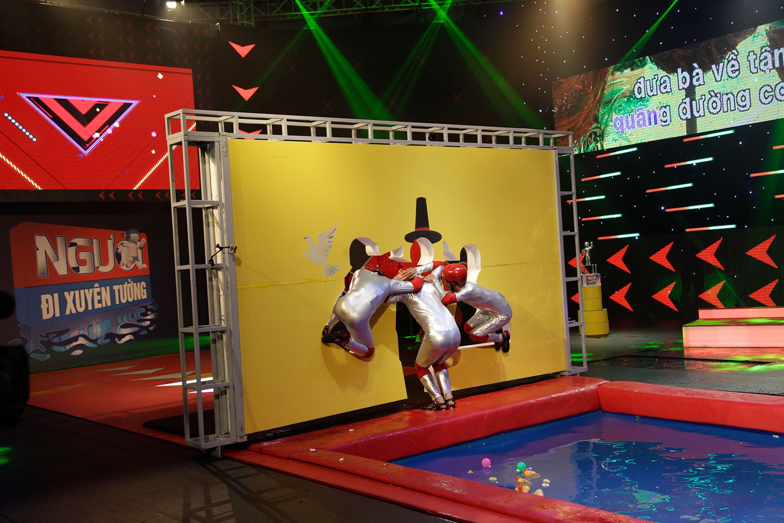 Người đi xuyên tường là một gameshow vận động vui nhộn.