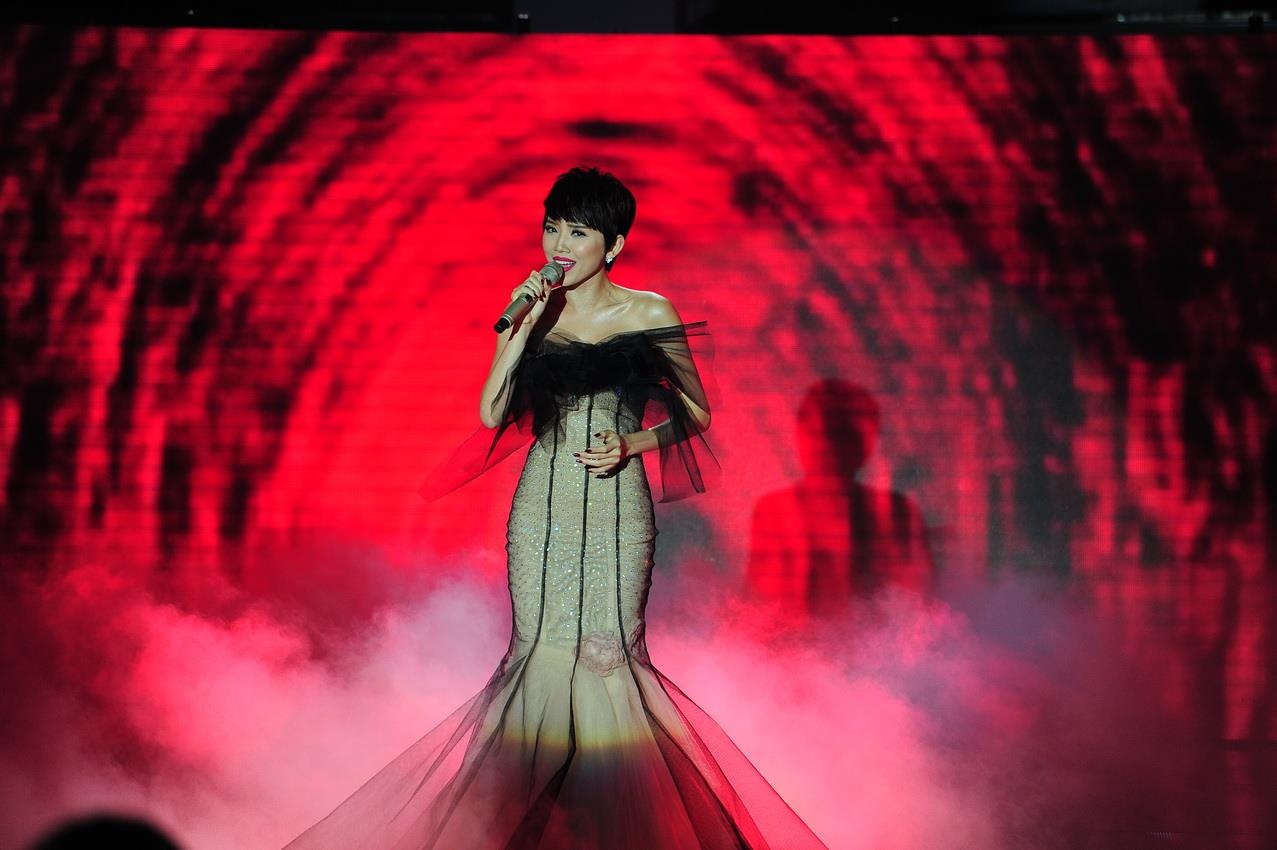 Trong một mẫu đầm đuôi cá khác, nữ ca sĩ chọn thiết kế có phần ren bồng làm điểm nhấn ở cổ.