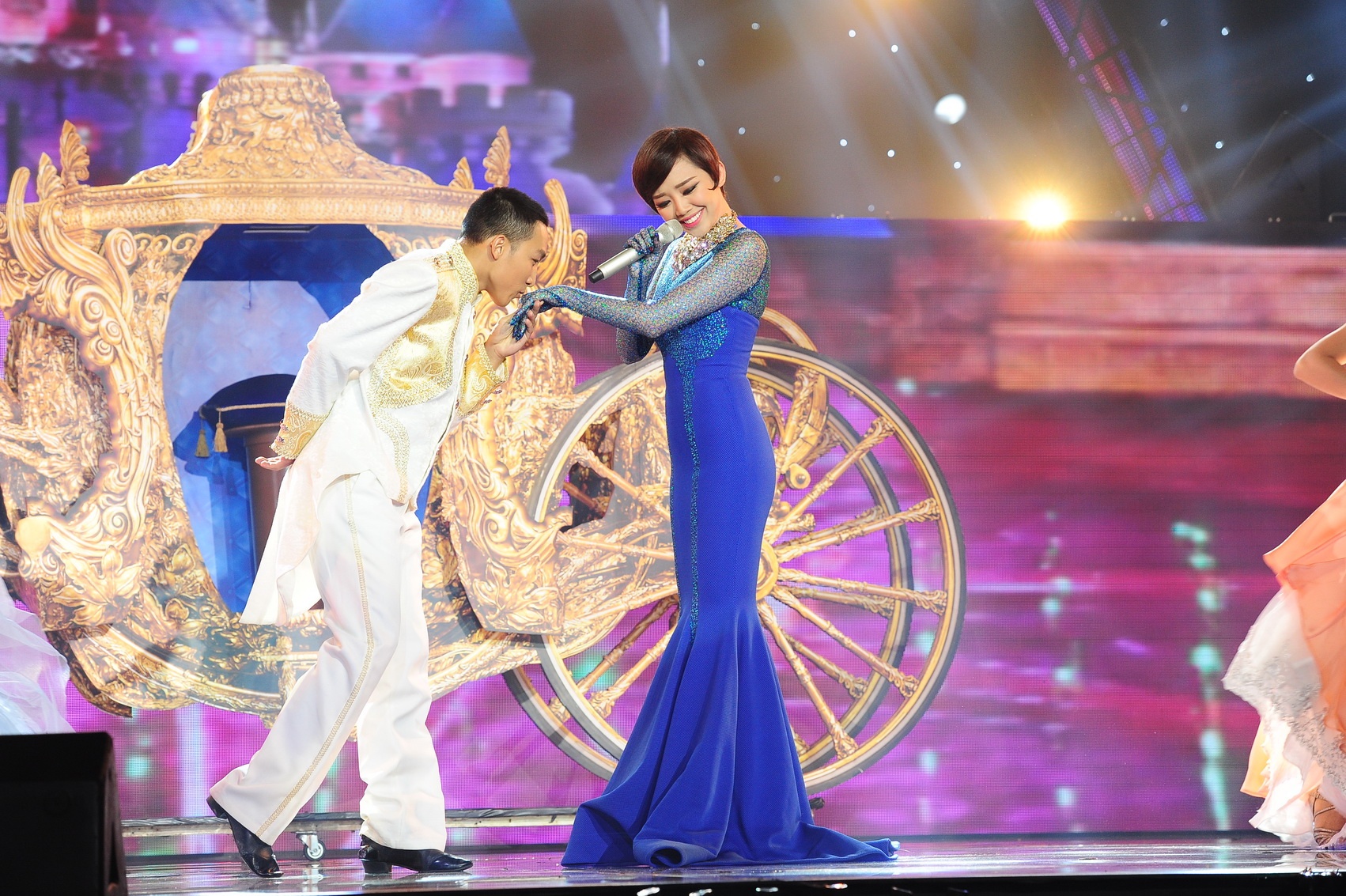 Tóc Tiên táo bạo kết hợp giữa áo dài và dáng đầm đuôi cá. Phong cách mang hướng cổ điển này giúp cô nổi bật trên sân khấu.