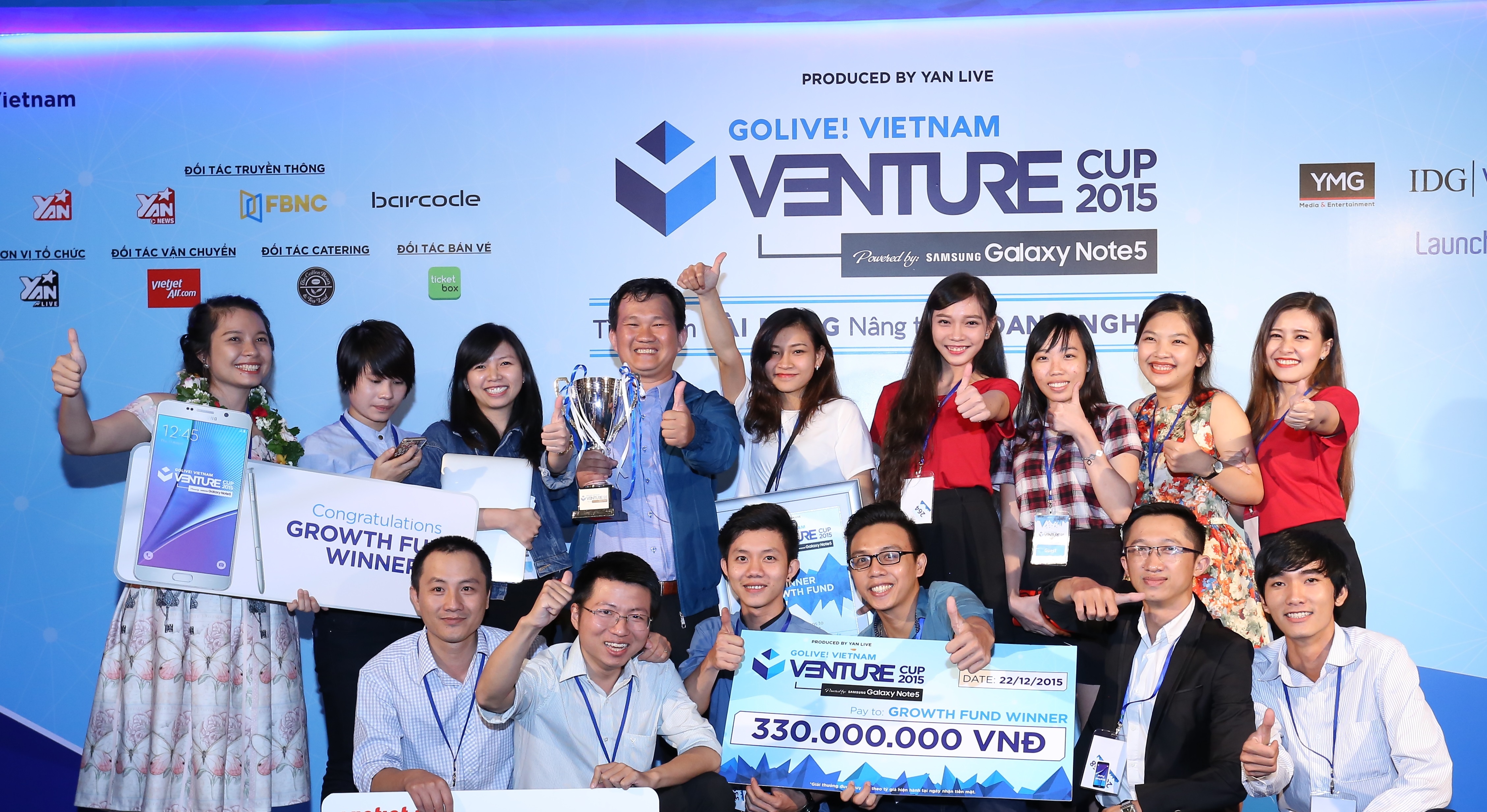 Chiến thắng Venture Cup 2015, anh Phạm Hoàng Thái Dương nhận giải thưởng trị giá 15.000 đôla Mỹ và điện thoại Samsung Galaxy Note5.