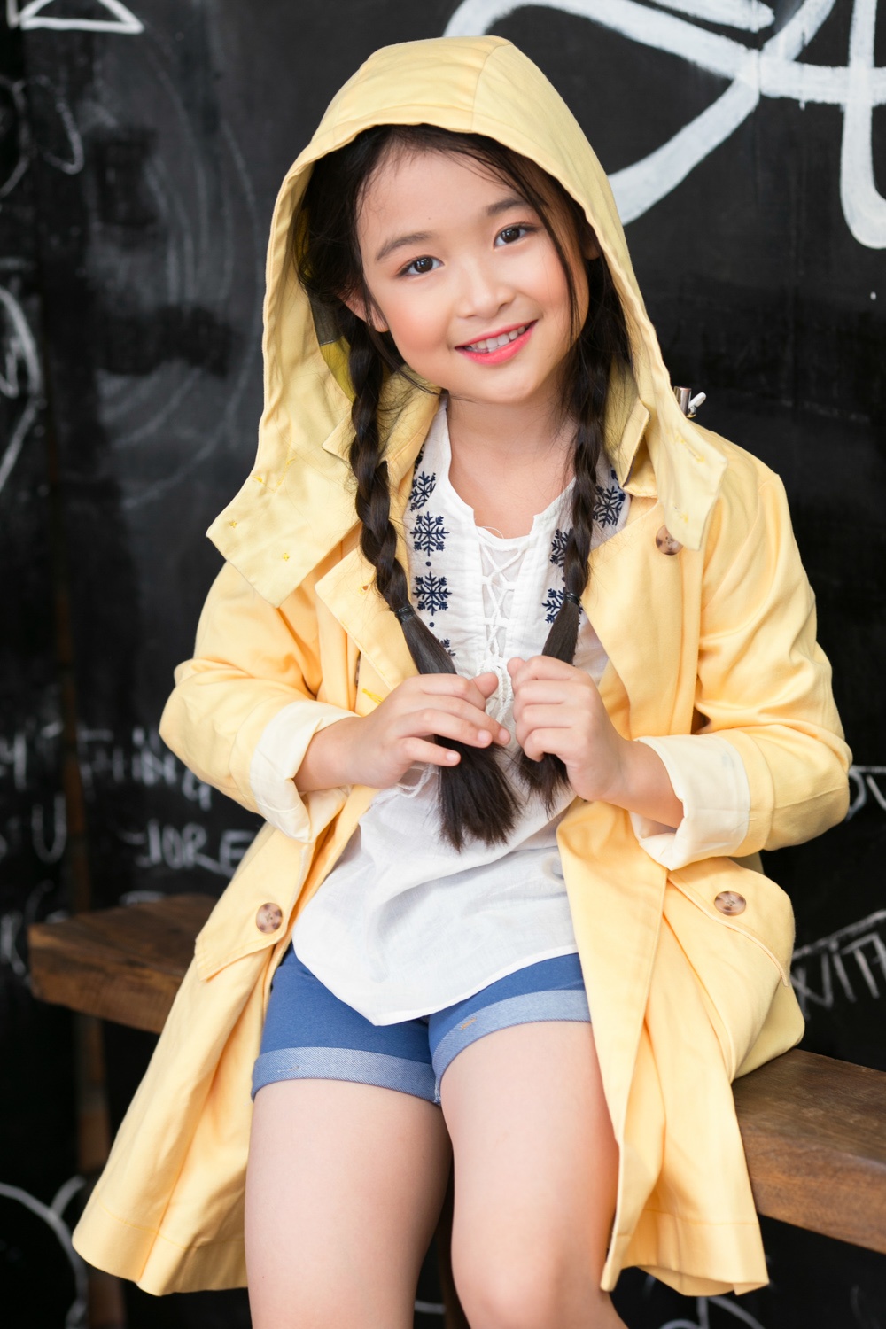 Bảo Ngọc luôn lựa chọn trang phục phù hợp lứa tuổi nhi đồng của mình.