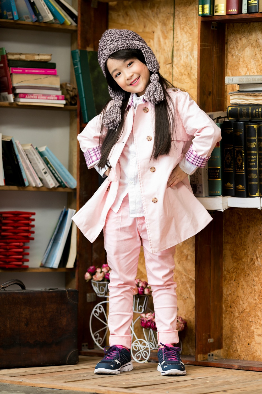 BST Giáng sinh lần này nhấn vào các thiết kế măng tô, áo dạ, áo khoác màu sắc rực rỡ.