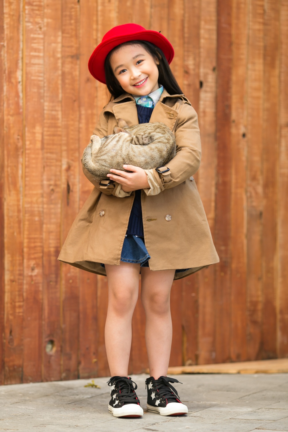 Cô bé sở hữu nụ cười tươi tắn và rất biết cách làm duyên trước ống kính.