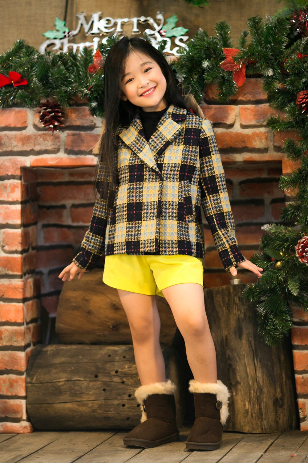 Mẫu áo khoác dạ họa tiết carô được Bảo Ngọc kết hợp cùng quần short vàng sành điệu.
