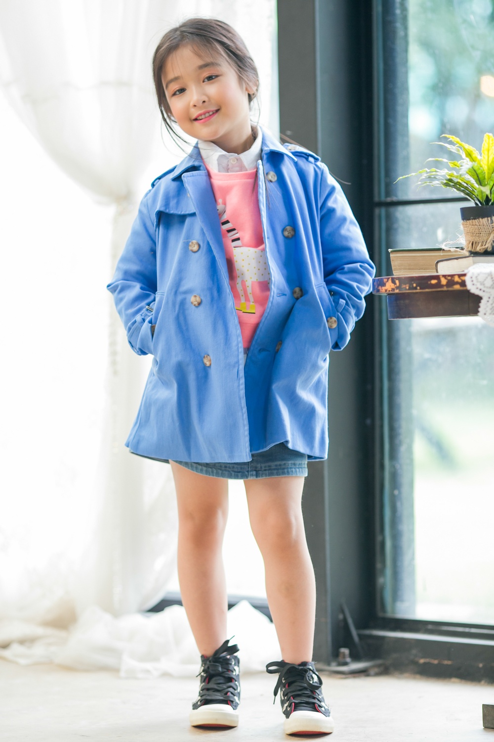 Bên cạnh những trang phục ton-sur-ton, người mẫu nhí thích kết hợp ngẫu nhiên nhiều item để tạo nên bộ cánh đa màu sắc.