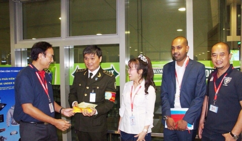 Bà Nguyễn Thị Phương Thảo nói chuyện thân mật với cán bộ an ninh đang trong ca trực.