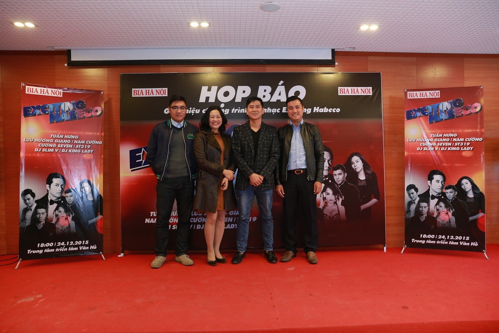 Nhạc sĩ Hồ Hoài Anh chụp ảnh kỷ niệm cùng ban tổ chức trong buổi họp báo giới thiệu chương trình.