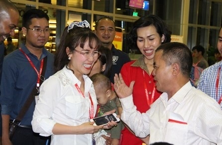 Tổng giám đốc Vietjet ghi nhận ý kiến đóng góp của hành khách.