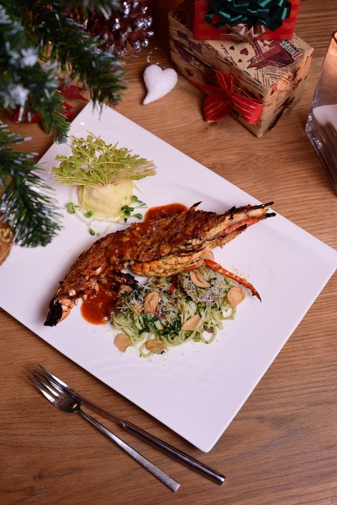 Tôm hùm nướng sốt tỏi dùng với mì Udon đút lò sốt Pesto cũng đáng xem xét, dành cho thực khách đặc biệt ưa chuộng hải sản.