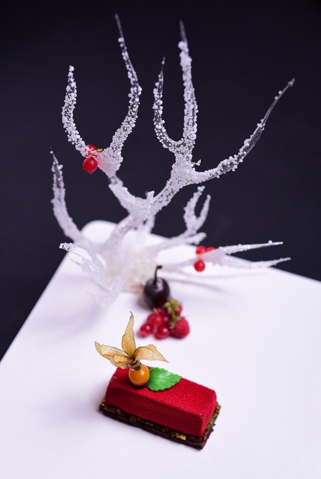 Món tráng miệng kết lại đêm tiệc Giáng sinh tại The LOG là bánh mousse berry dừa và phô mai.