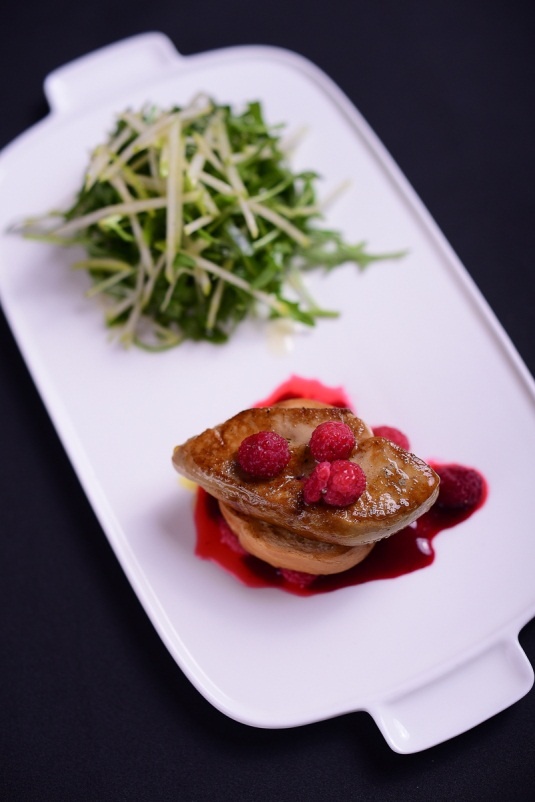 Với thực đơn tiệc đón năm mới tại The LOG, mở màn là món gan ngỗng áp chảo sốt dâu rừng.