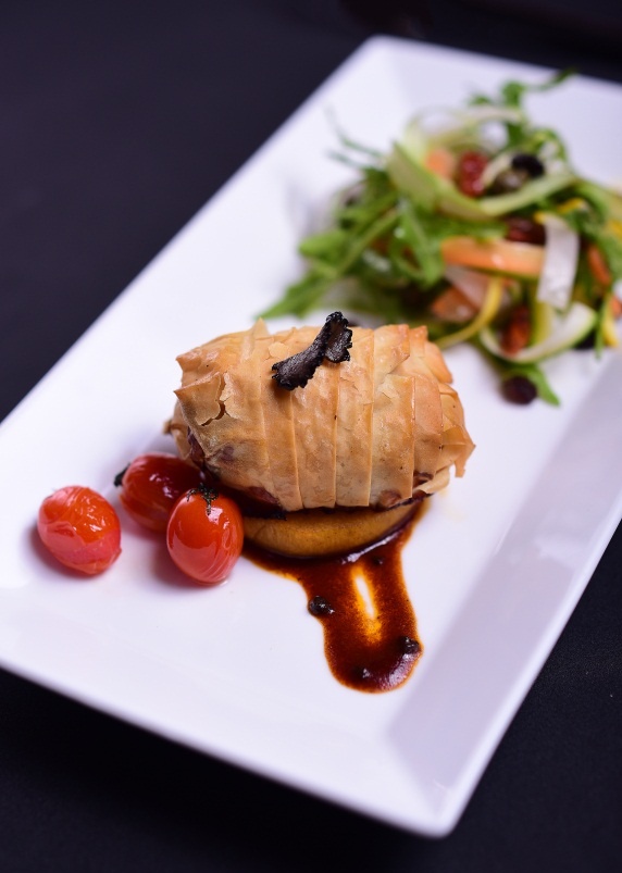 Hoặc bánh Filo Pastry với bồ câu nhân nấm hương Truffle, ăn kèm salad.