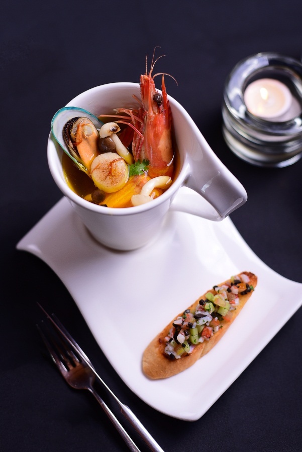 Một điểm nhấn trong bàn tiệc là súp hải sản Saffron ngon mát.