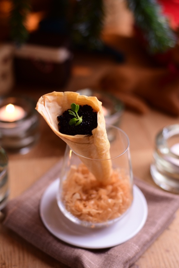 Mở đầu buổi tiệc là tapas - món khai vị nhỏ với ly rượu champagne thơm nồng. Gợi ý lý tưởng cho bạn là bánh Filo Pastry ăn kèm trứng cá muối và gà hầm sốt Teri Truffle.