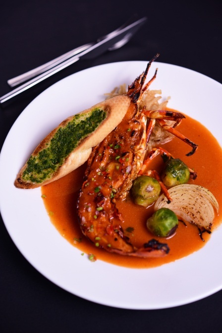 Tôm hùm nướng sốt Miso cay ăn kèm bánh mì Pesto tại The LOG.