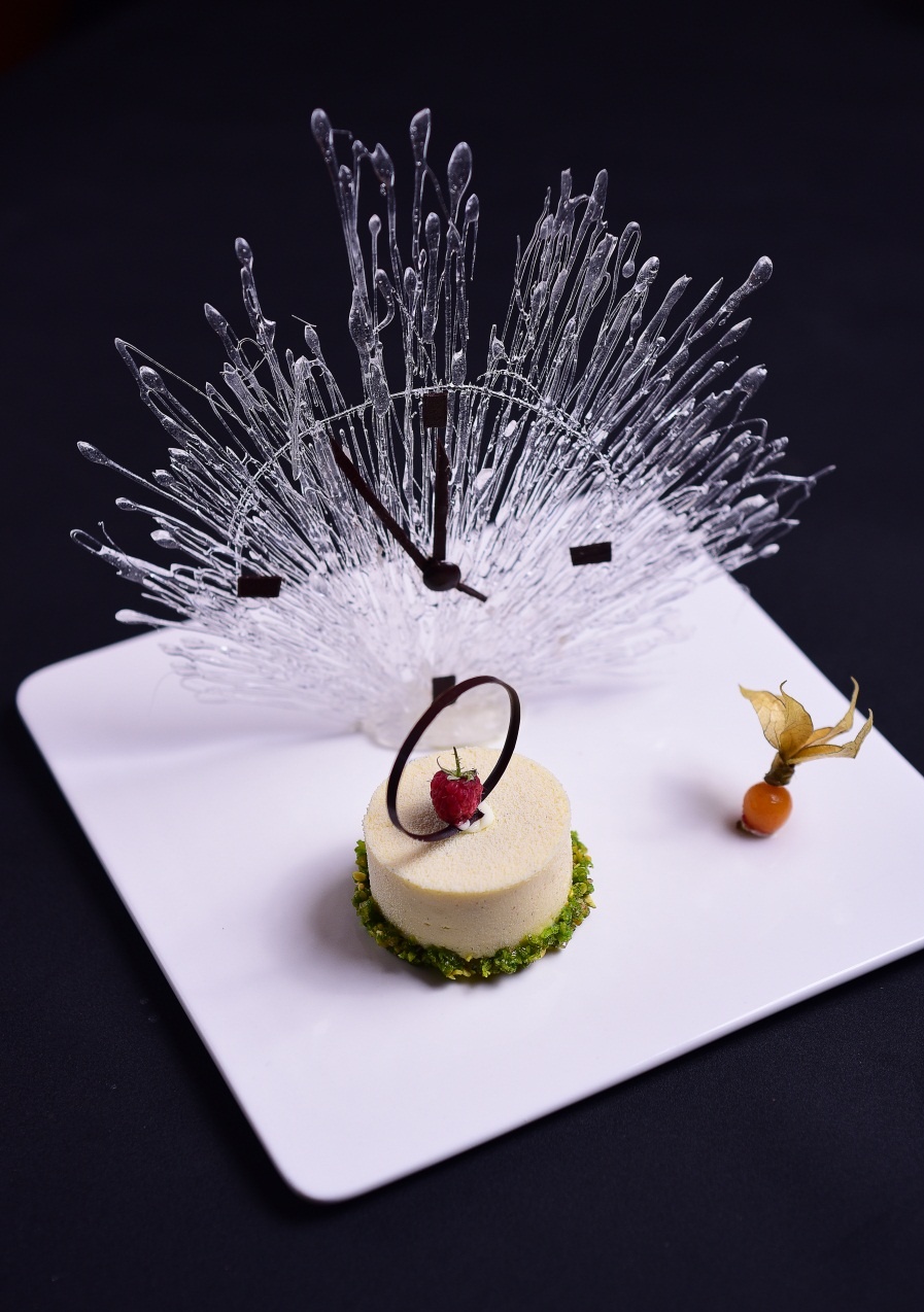 Phần tráng miệng đặc biệt cho buổi tiệc là bánh mousse vanilla và việt quất xanh.