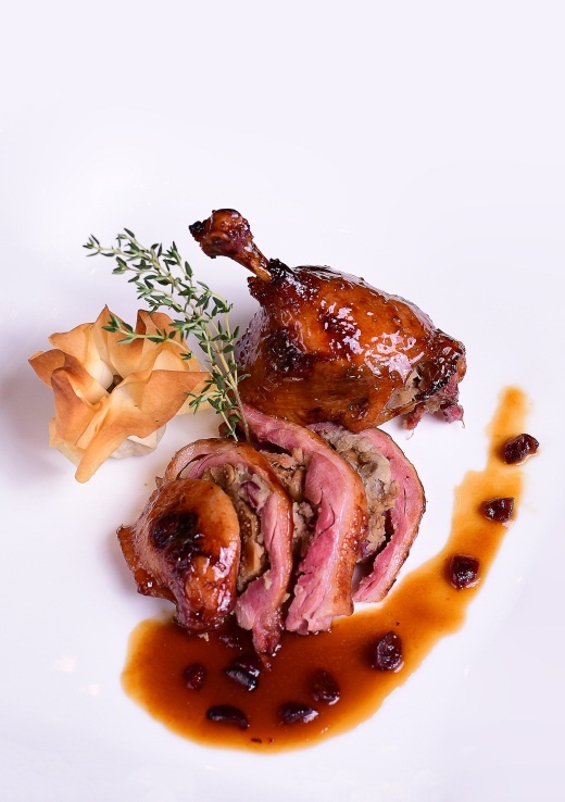 Với món chính, The LOG mang đến nhiều sự chọn lựa với nhiều món nướng ăn kèm sốt đặc sắc. Trong ảnh là vịt nướng sốt việt quất.