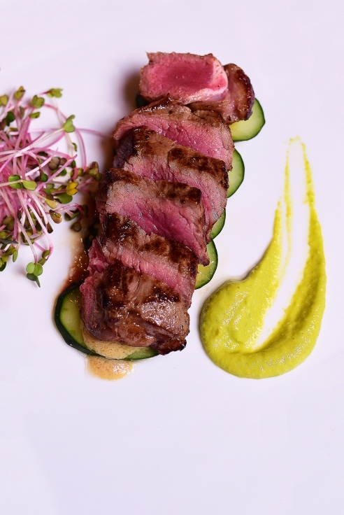 Hoặc đây là bò nướng sốt miso mù tạt với hương vị đậm đà, pha chút cay nồng.