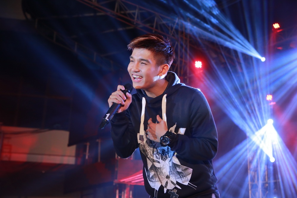 Dem nhac EDM soi dong cua gioi tre Ha thanh dip Giang sinh hinh anh