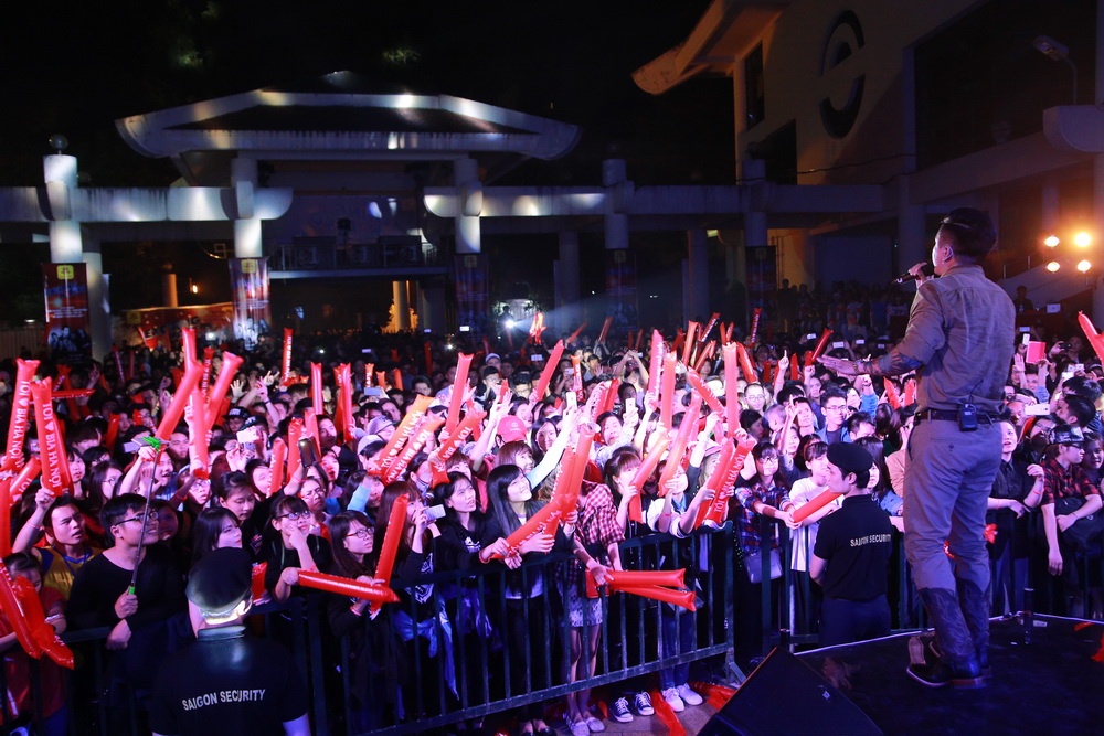 Chương trình đã đón hàng nghìn khán giả đến, không chỉ khán giả của thủ đô Hà Nội mà còn ở các tỉnh lân cận cũng kéo nhau về dự bữa tiệc âm nhạc này.