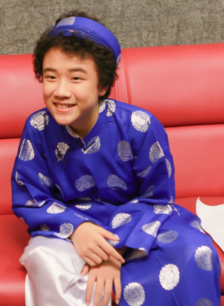 Hoàng Anh thích dán câu liễn và kết bao lì xì lên cành đào.  