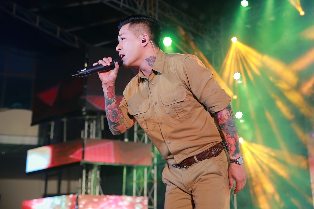 Tuan Hung chay het minh trong dem nhac Exciting Habeco hinh anh