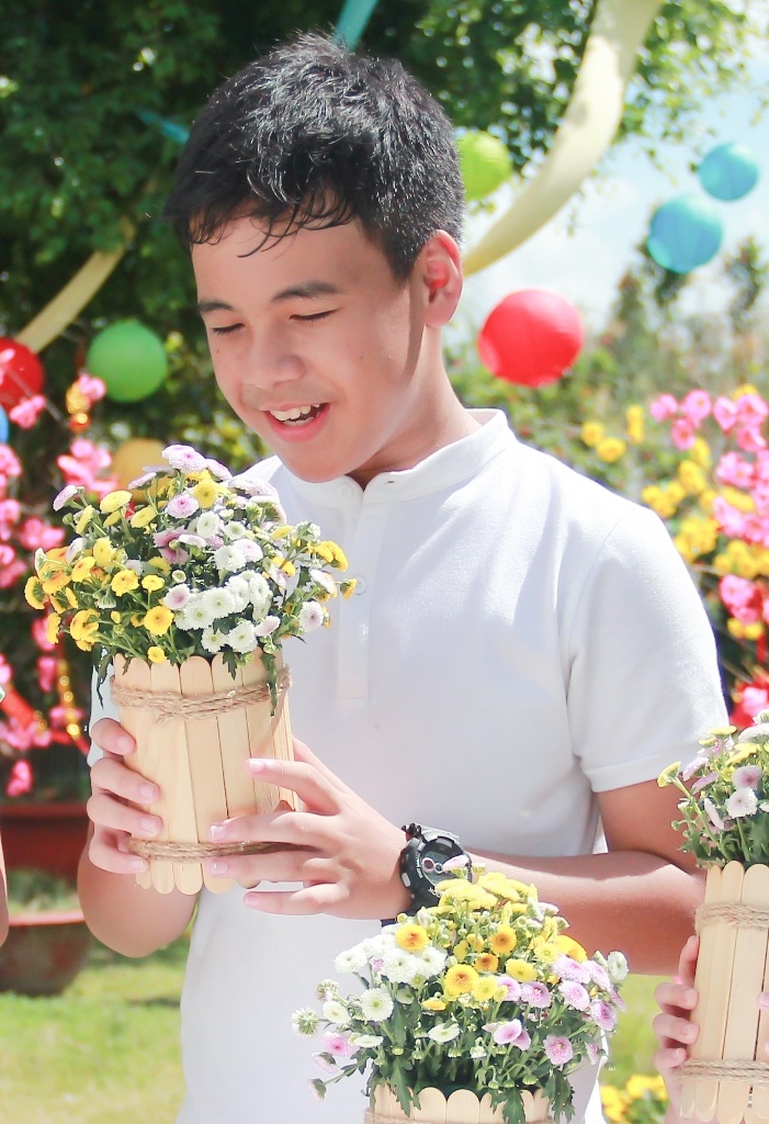 Bạch Phúc Nguyên sẽ phụ giúp mẹ xếp lại áo quần khi Tết đến. 