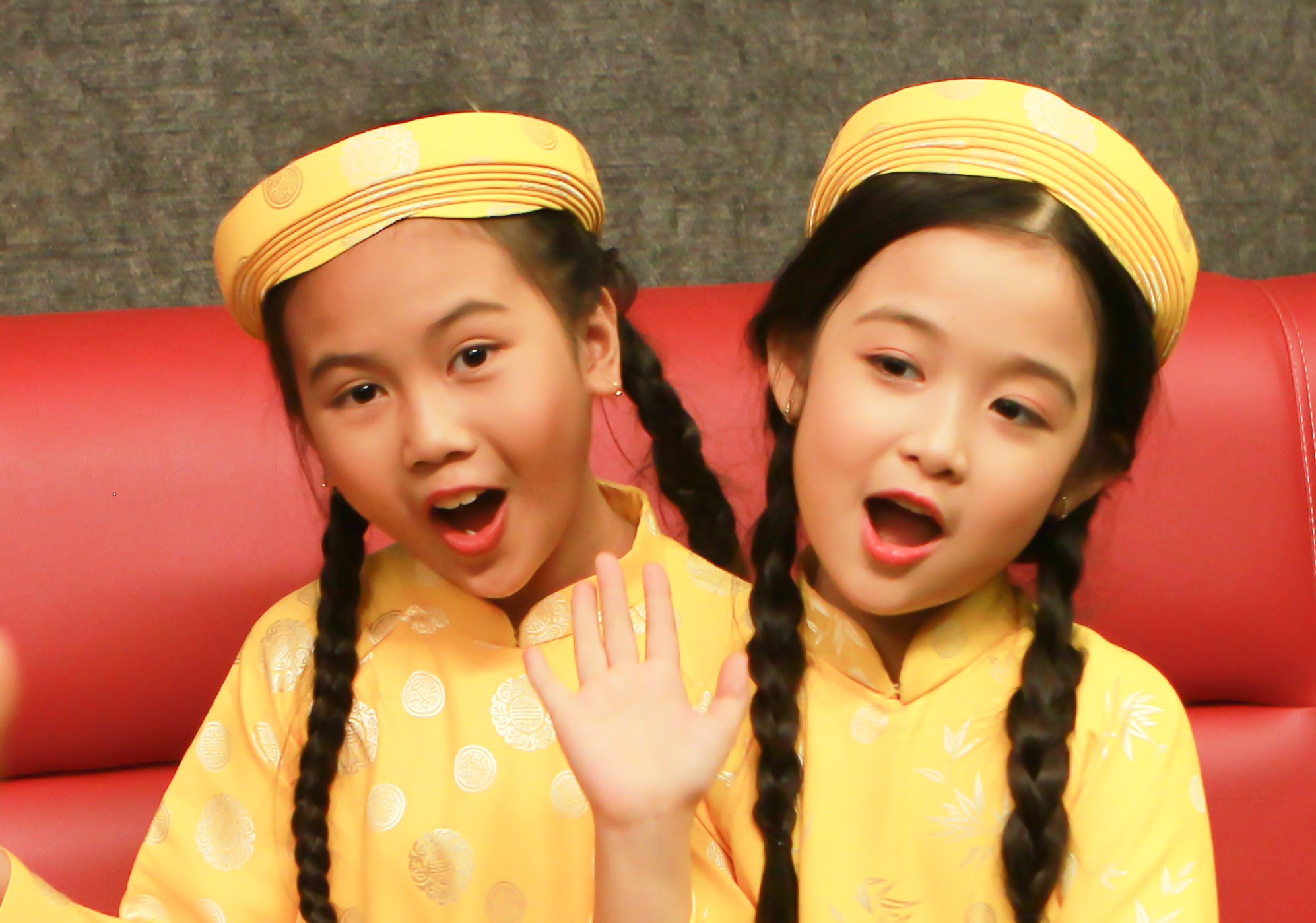 Bảo An và Bảo Ngọc hào hứng chờ Tết đến.