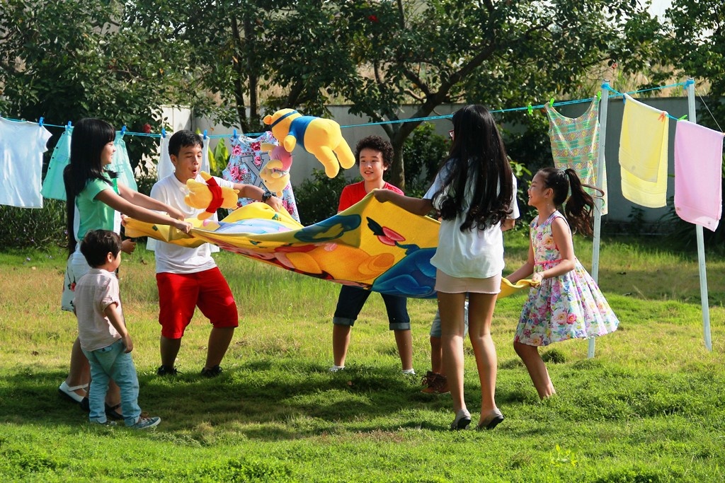    Dàn sao nhí trong MV Bung tỏa hương xuân. 