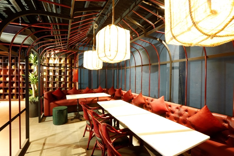 Các đặc trưng văn hóa ẩm thực của từng quốc gia được Ngon Asia House tái hiện rõ nét tại từng khu vực, thể hiện rõ từ cách chọn gạch lót sàn, đèn trang trí, mẫu mã bàn ghế, đến kệ trưng bày. Tầng hai phục vụ món Nhật và Hàn, tầng ba có ẩm thực Hoa và Thái, còn món Việt Nam nằm trên tầng bốn.