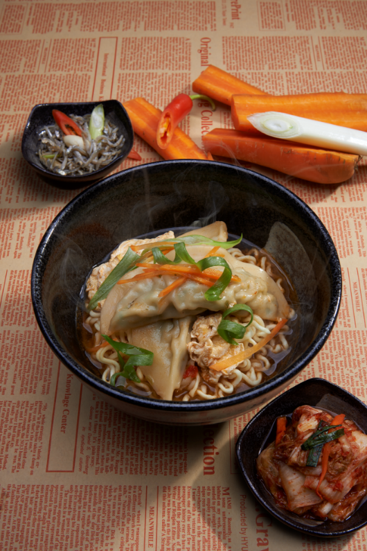 Hay mì gói hà cảo ăn kèm kim chi đến từ Hàn Quốc.