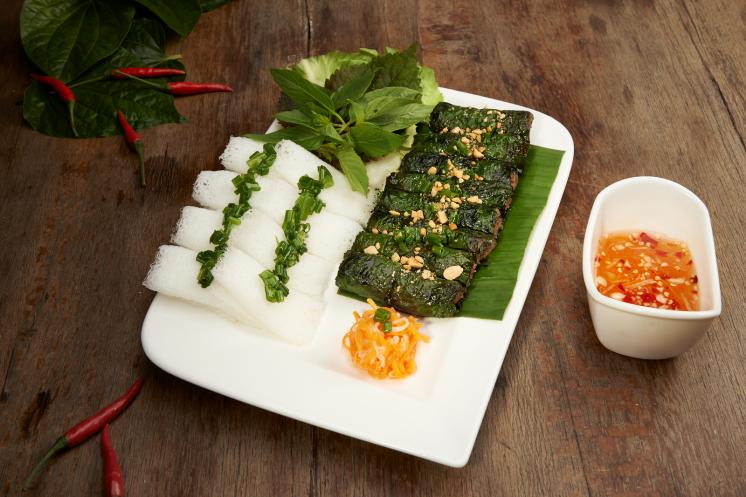 Nếu muốn nếm món ăn đậm đà bản sắc Việt, bánh hỏi và bò lá lốt chấm mắm chua ngọt là lựa chọn đáng cân nhắc.