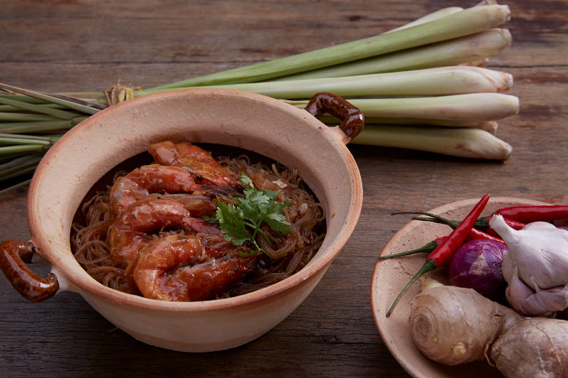 Nhà hàng Ngon Asia House có hơn 300 món ăn lừng danh của ẩm thực Việt, Nhật, Hàn, Hoa và Thái. Bên cạnh món chính, nhà hàng phục vụ hơn 150 món tráng miệng và thức uống đặc trưng của 5 quốc gia này.