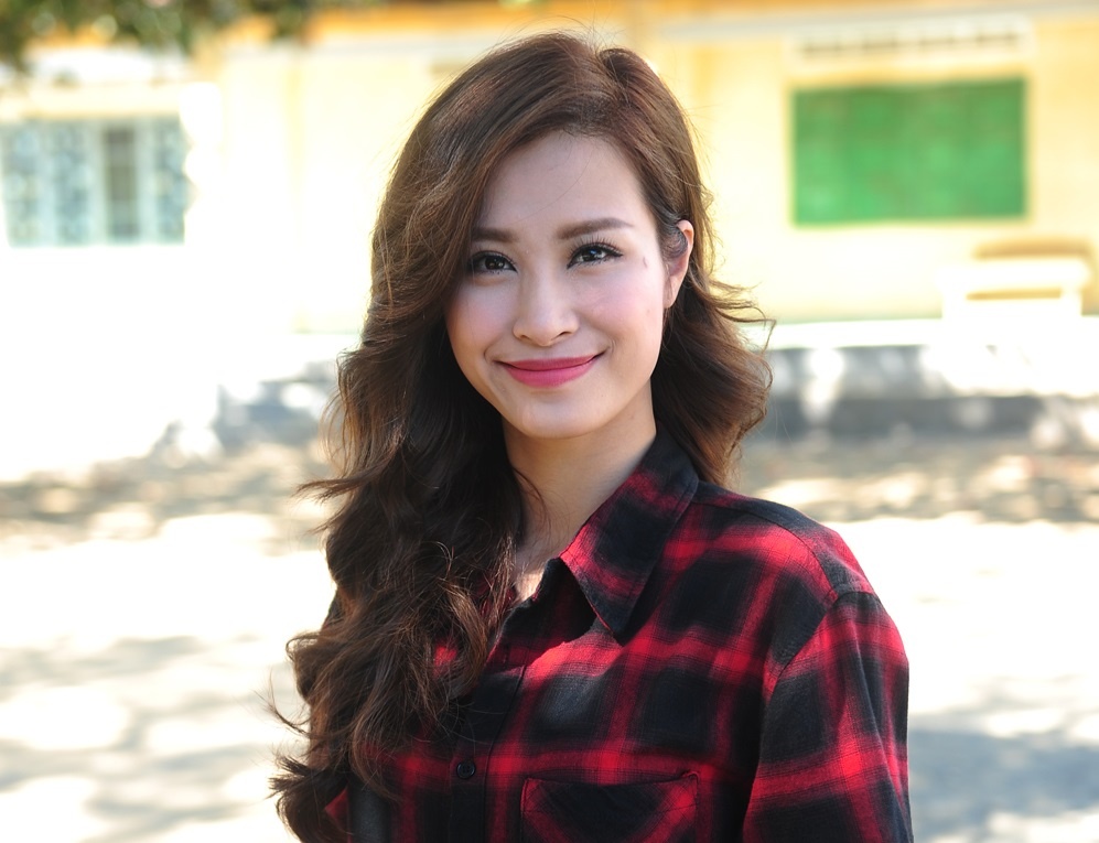 Dong Nhi trao tang nha 1,5 ty dong cho co giao dan toc hinh anh