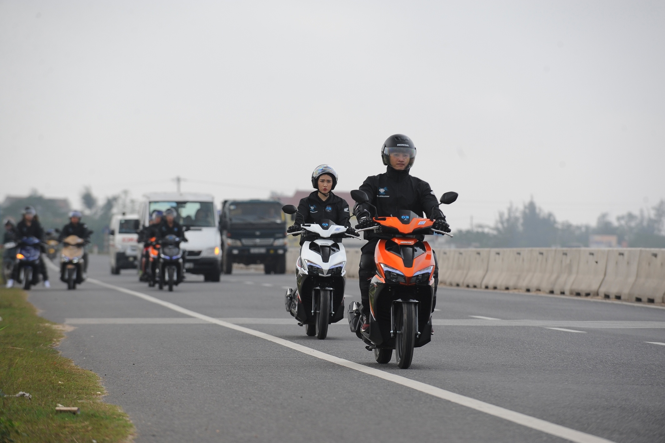 Cuối tuần qua, cùng với hơn 20 thành viên câu lạc bộ Air Blade 125 Sài Gòn và Đà Nẵng, Hòa Minzy tham gia hành trình “Tỏa sáng ngoạn mục cùng Air Blade 125cc” ở thành phố Đồng Hới (Quảng Bình). Nữ ca sĩ chạy xe màu trắng đen phiên bản thể thao.