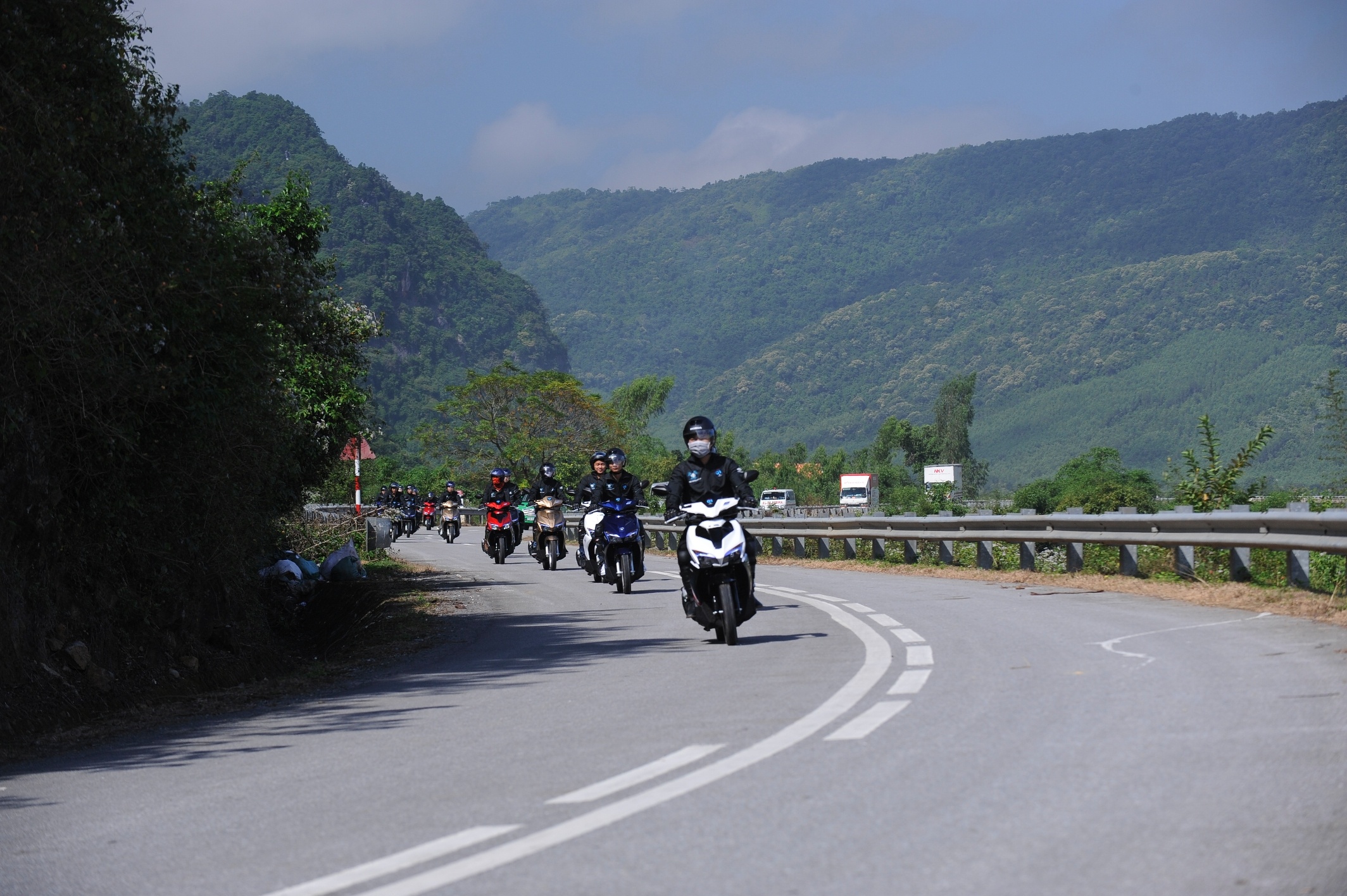 Đồng quan điểm của 2 thành viên câu lạc bộ Air Blade 125 Sài Gòn, Trần Công Thương sinh năm 1994, thành viên Air Blade Đà Nẵng cũng cảm nhận xe mới êm, lợi xăng và thiết kế đẹp hơn. Sau hơn 180 km ở Quảng Bình, đoàn sẽ tiếp tục hành trình qua các tỉnh Quảng Trị, Huế và kết thúc chặng tại Đà Nẵng vào ngày 27/12.