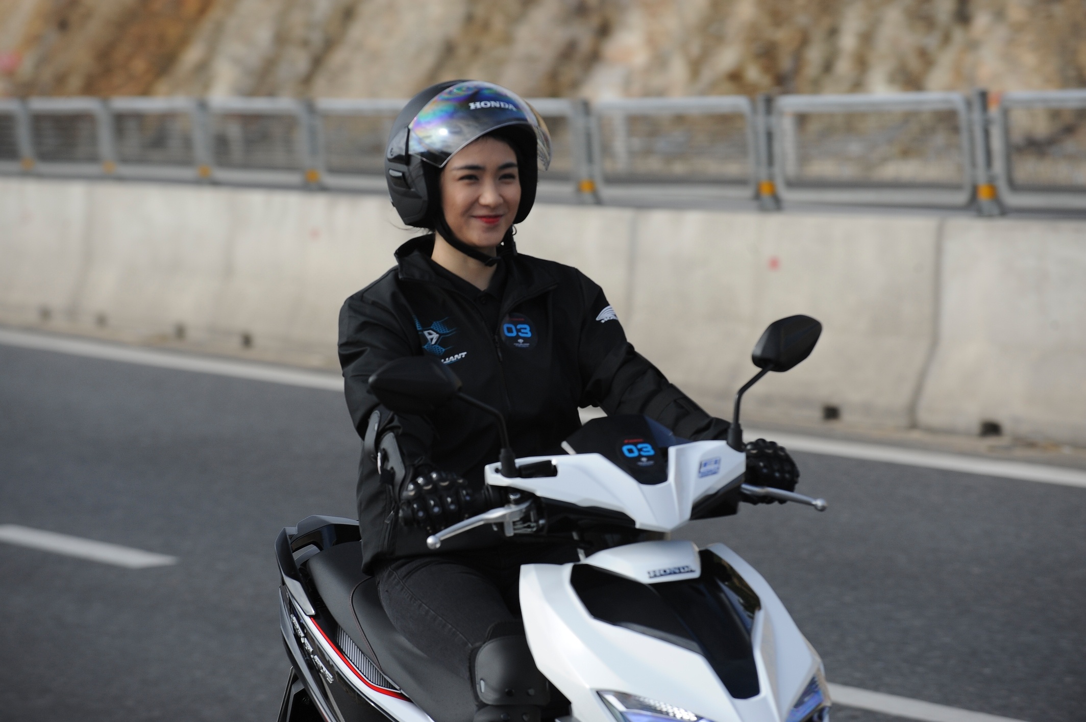 Honda Air Blade moi: Chay 100 km het 1,5 lit xang hinh anh